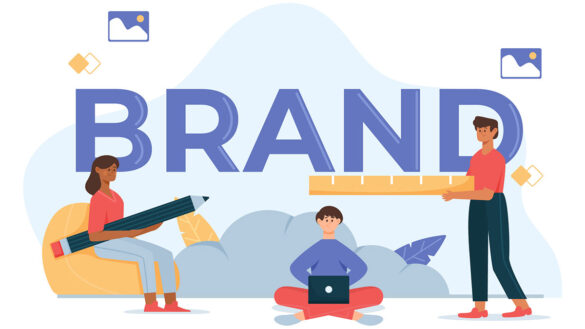 Tre professionisti costruiscono l’identità visiva di un brand digitale, simbolo di personal branding autentico e riconoscibile